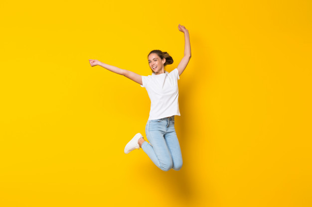 Tips hidup sehat - seorang wanita sedang melompat bahagia